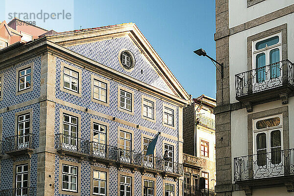 Portugal  Porto  Mehrfamilienhaus mit traditionellen Azulejos bedeckt