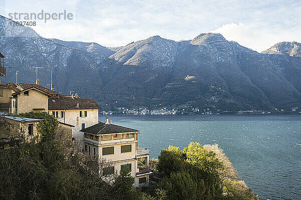 Italien  Como  Häuser am Comer See mit Alpen im Hintergrund