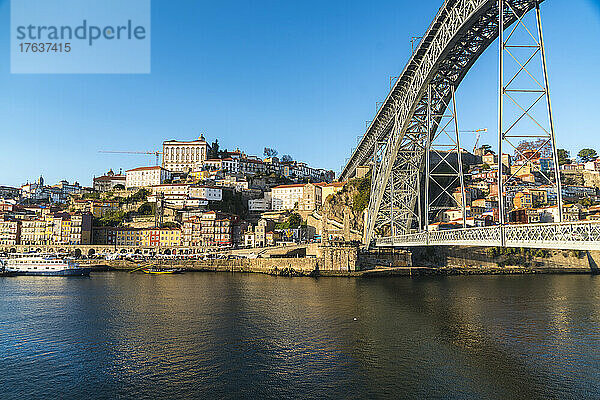 Portugal  Porto  Altstadtgebäude und Dom Luis I Brücke über den Fluss Douro