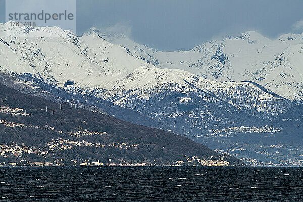 Italien  Como  Comer See und schneebedeckte Alpen