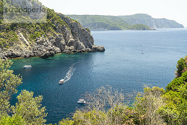 Griechenland  Insel Korfu  Kerkyra  Boote in der Bucht in der Nähe der felsigen Küste