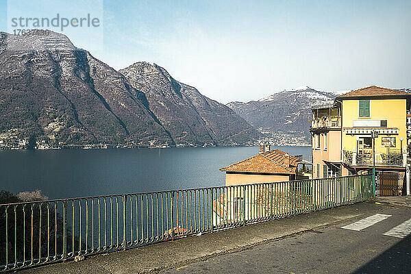 Italien  Como  Häuser am Comer See mit Alpen im Hintergrund