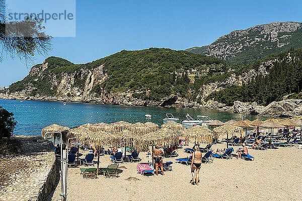 Griechenland  Insel Korfu  Touristen entspannen am Strand von Liapades