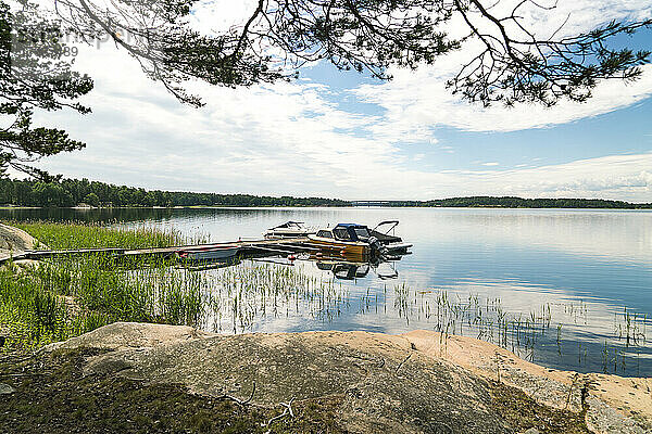Schweden  Loftahammar  Boote liegen an einem kleinen Pier auf ruhiger See