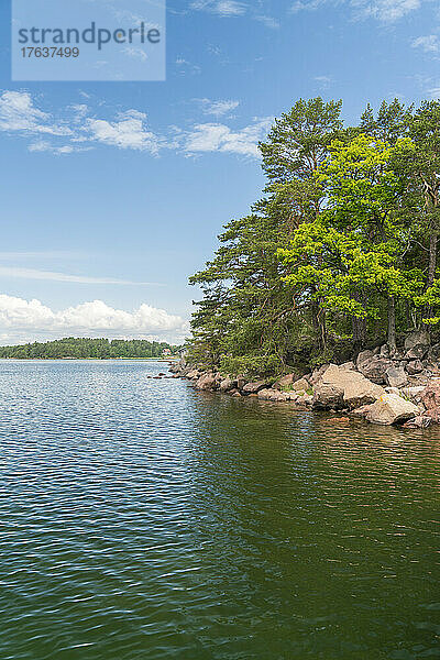 Schweden  Loftahammar  Felseninsel und Meer