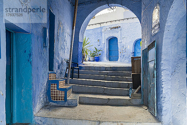 Marokko  Chefchaouen  schmale Stufen und traditionelle blaue Häuser