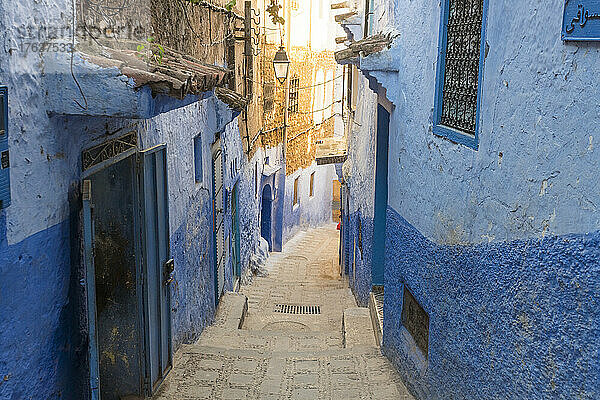 Marokko  Chefchaouen  schmale Gassen und traditionelle blaue Häuser