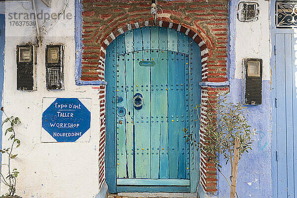 Marokko  Chefchaouen  Tür des traditionellen blauen Hauses
