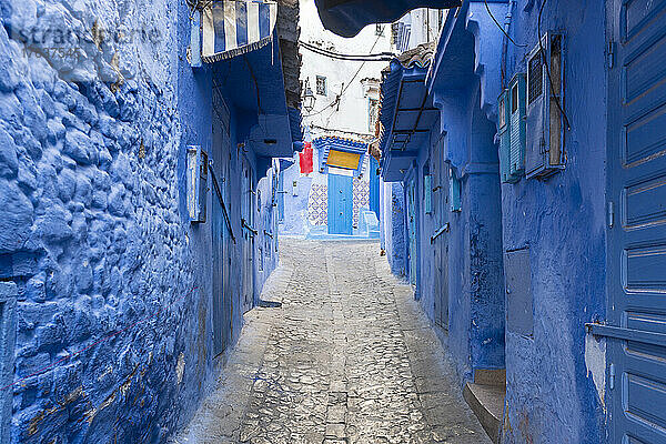 Marokko  Chefchaouen  schmale Gassen und traditionelle blaue Häuser