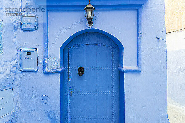 Marokko  Chefchaouen  Türen des traditionellen blauen Hauses