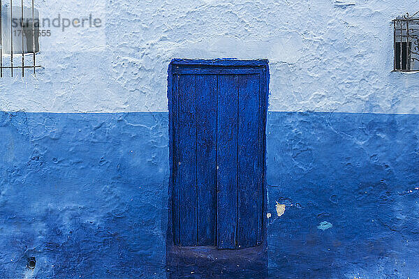Marokko  Chefchaouen  Tür des traditionellen blauen Hauses