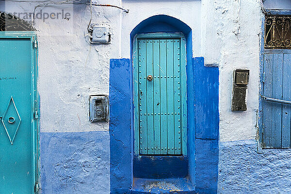 Marokko  Chefchaouen  Türen des traditionellen blauen Hauses