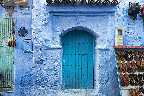 Marokko  Chefchaouen  traditionelle Hausschuhe zum Verkauf im blauen Gebäude