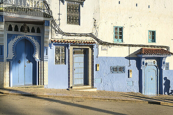 Marokko  Chefchaouen  Außenansicht eines traditionellen blauen Wohngebäudes