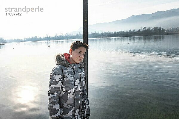 Italien  nachdenklicher Junge  am ruhigen See