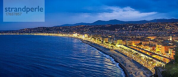 Panorama von Nizza  in der abendlichen blauen Stunde. Mittelmeer Wellen wogenden der Küste  Menschen Strd entspnen  Lichter Beleuchtung auf bunten Häusern  Frankreich  Europa