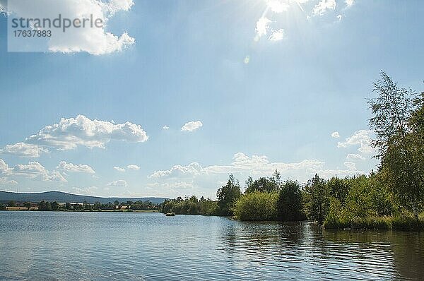 Weißenstädter See  Blick auf den See bei schönstem Sonnenschein  Weißenstadt  Bayern