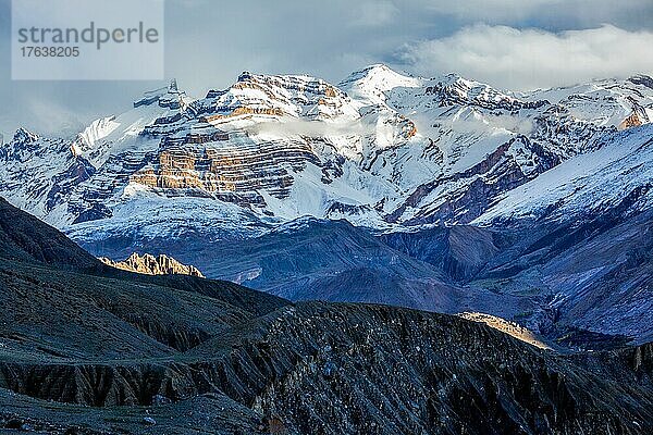 Himalaya schneebedeckte Gipfelberge im Schnee. In der Nähe von Dhankar  Spiti-Tal  Himachal Pradesh  Indien  Asien