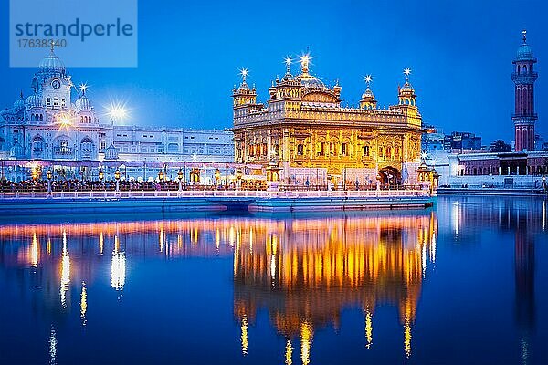 Die heilige Stätte der Sikhs  der Gurdwara Sri Harmandir Sahib (auch bekannt als Goldener Tempel) (auch Darbar Sahib)  ist bei Nacht beleuchtet. Amritsar  Bundesstaat Punjab  Indien  Asien