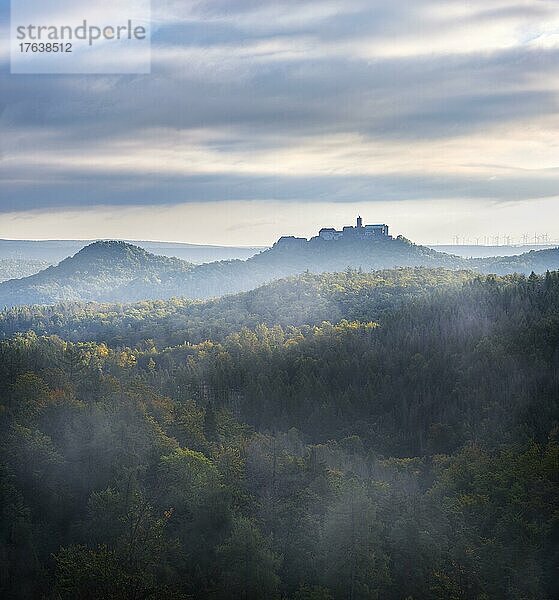 Aussicht vom Rennsteig über den Thüringer Wald zur Wartburg im Morgenlicht im Herbst  Nebel steigt auf  bei Eisenach  Thüringen  Deutschland  Europa