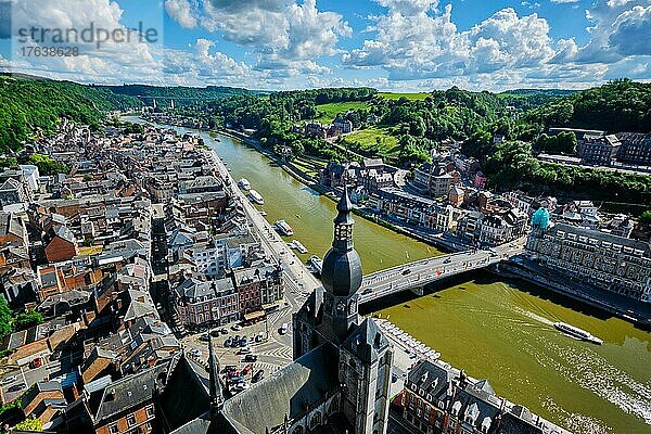Luftaufnahme der Stadt Dinant  der Stiftskirche Notre Dame de Dinant  der Maas und der Brücke Pont Charles de Gaulle von der Zitadelle von Dinant aus. Dinant  Belgien  Europa