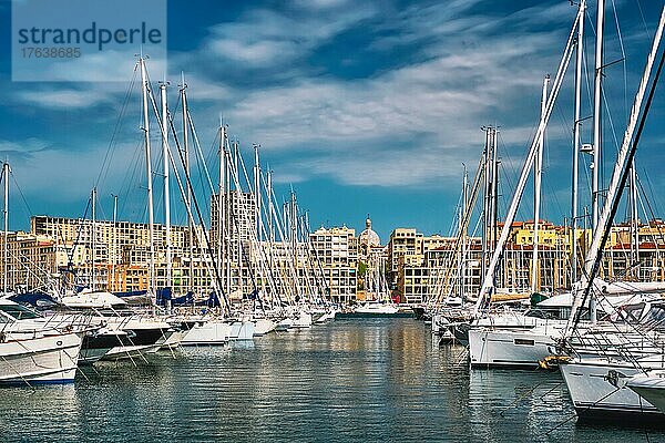 Alter Hafen von Marseille mit Yachten. Marseille  Frankreich  Europa