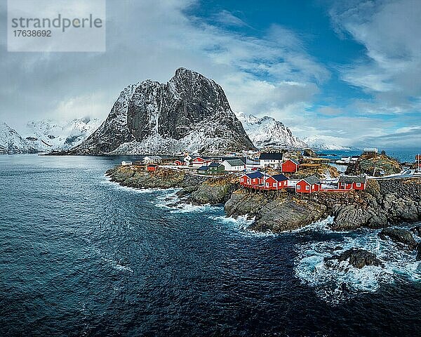 Fischerdorf Hamnoy mit roten Rorbu-Häusern im norwegischen Fjord im Winter. Lofoten-Inseln  Norwegen  Europa