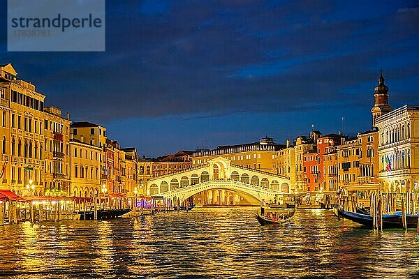 Berühmte venezianische Sehenswürdigkeit  die Rialto-Brücke (Ponte di Rialto) über dem Canal Grande  beleuchtet bei Nacht in Venedig  Italien  Europa