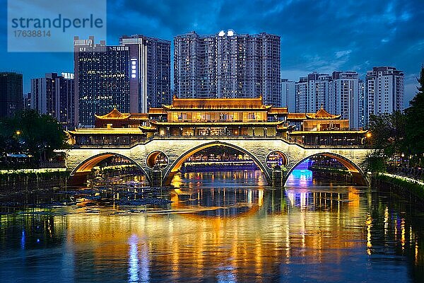 Berühmtes Wahrzeichen von Chengdu  Anshun-Brücke über den Jin-Fluss bei Nacht beleuchtet  Chengdue  Sichuan  China  Asien