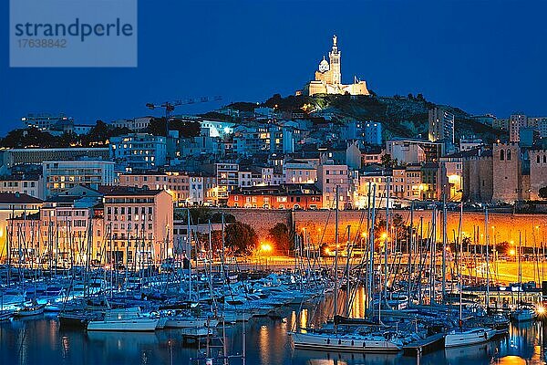 Alter Hafen von Marseille (Vieux-Port de Marseille) mit Yachten und der Basilika Notre-Dame de la Garde bei Nacht. Marseille  Frankreich  Europa