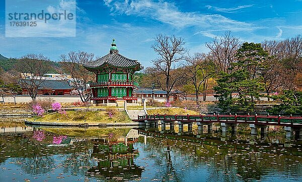 Hyangwonjeong-Pavillon im Gyeongbokgung-Palast  Seoul  Südkorea  Asien