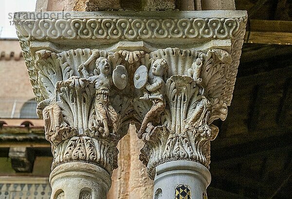 Säulenkapitell  Kreuzgang  Benediktinerkloster  Kathedrale Santa Maria Nuova  Monreale  Sizilien  Italien  Europa