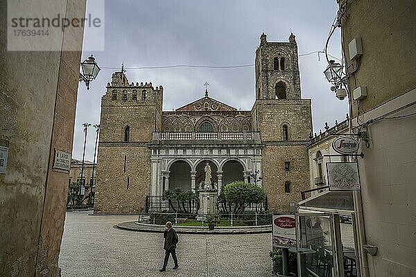 Piazza Guglielmo II  Kathedrale Santa Maria Nuova  Monreale  Sizilien  Italien  Europa