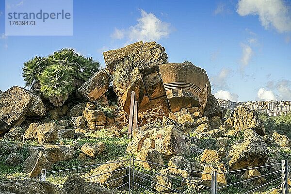 Ruinen  Tempel des Olympischen Zeus  archäologischer Park Valle dei Templi (Tal der Tempel)  Agrigent  Sizilien  Italien  Europa