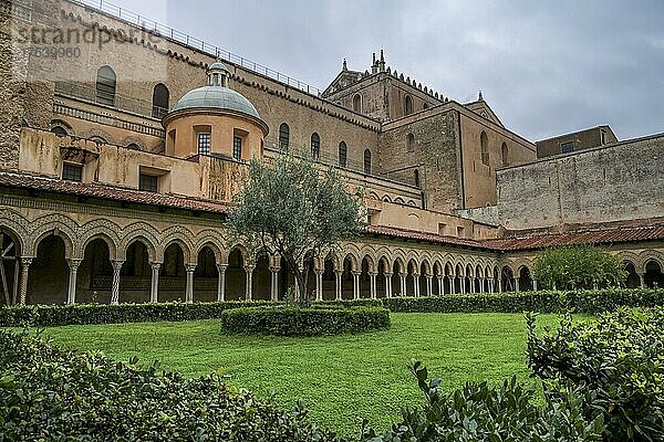 Kreuzgang  Benediktinerkloster  Kathedrale Santa Maria Nuova  Monreale  Sizilien  Italien  Europa