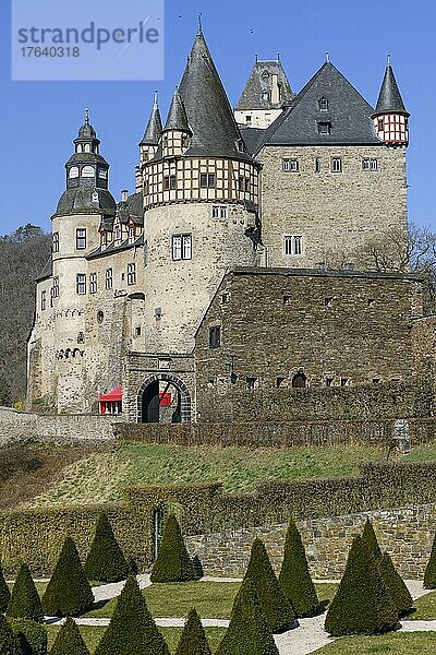 Blick auf Doppelburg Schloss Bürresheim mit Trierer Burg aus Mittelalter  im Vordergrund Barockgarten  Eifel  St. Johann  Rheinland-Pfalz  Deutschland  Europa