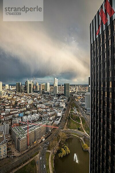 Blick aus einem Hochhaus  Fenster auf die Skyline einer Stadt am Tag  Marriott  Frankfurt  Hessen  Deutschland  Europa