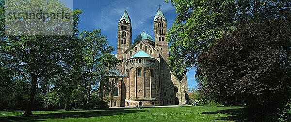 Fassade und gepflasterter Platz des berühmten UNESCO-Welterbes Speyerer Dom  Speyer  Deutschland  Europa