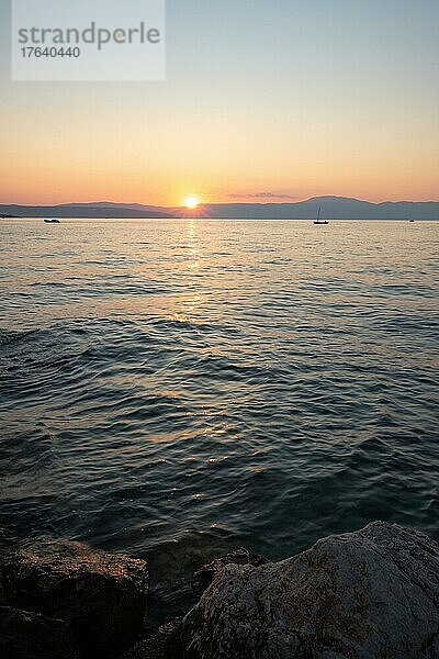 Küstenfoto  blick aufs Mittelmeer in den Sonnenuntergang  Insel Krk  Kroatien  Europa