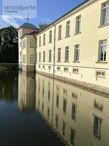 Blick auf klassizistisches Schloss Westerholt mit Spiegelung von Gebäude in historischer Wassergraben  Westerholt  Herten  Nordrhein-Westfalen  Deutschland  Europa