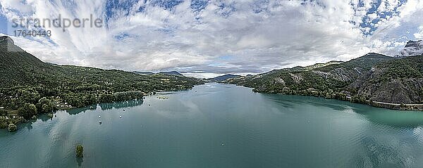 Panoramafoto  Panoramaaufnahme  Drohnenaufnahme  Drohnenfoto der Berge um den Stausee Ubaye Valley  Saint Vincent les Forts  Alpes-de-Haute-Provence  Frankreich  Saint-Vincent-les-Forts  Alpes-de-Haute-Provence  Frankreich  Europa