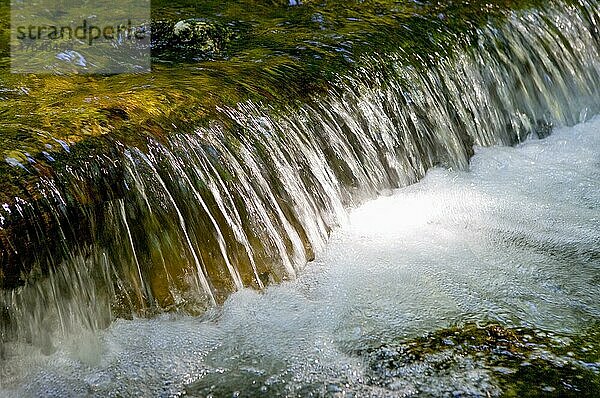 Strömendes Wasser mit kleinem Wasserfall und Lichtspiegelungen  Gebirgsbach  Inzell  Bayern  Deutschland  Europa