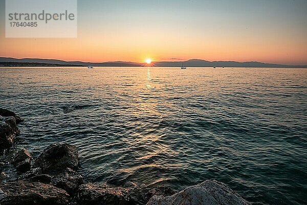 Küstenfoto  blick aufs Mittelmeer in den Sonnenuntergang  Insel Krk  Kroatien  Europa