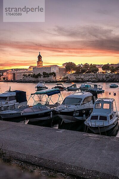 Blick über einen Hafen  in einer Bucht  auf ein Stadtpanorama. Die Historische Altstadt mit Fort der Stadt Krk  Insel Krk  Kroatien  Europa