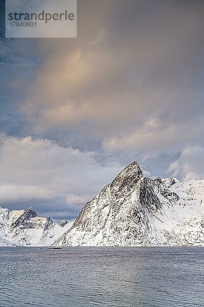 Berg Olstinden im Winter  verschneiter Berg am Fjord  Hamnøy  Moskenesøy  Lofoten  Norwegen  Europa