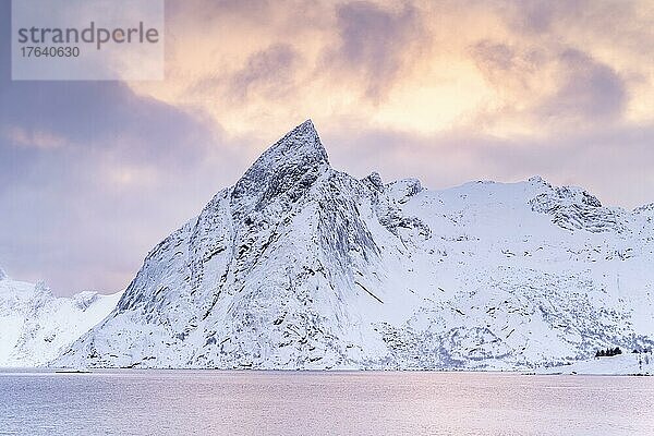 Berg Olstinden im Winter  verschneiter Berg am Fjord  Hamnøy  Moskenesøy  Lofoten  Norwegen  Europa