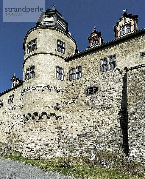 Blick auf Westturm von Trierer Burg in Doppelburg Schloss Bürresheim aus Mittelalter  Eifel  St. Johann  Mayen  Rheinland-Pfalz  Deutschland  Europa