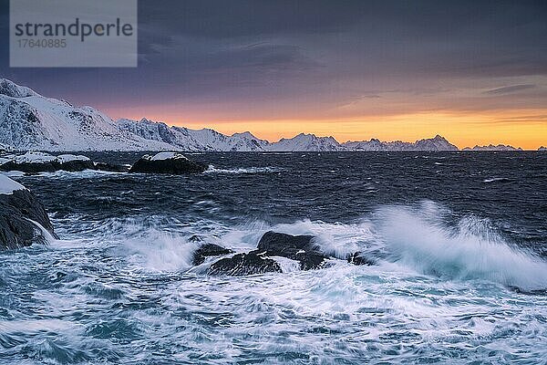 Wellen und verschneite Küste bei Hamnoy zu Sonnenaufgang  Hamnøy  Moskenesøy  Lofoten  Norwegen  Europa