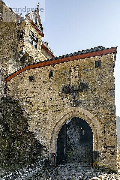 Blick auf Burgtor von Doppelburg Schloss Bürresheim aus Mittelalter  Eifel  St. Johann  Mayen  Rheinland-Pfalz  Deutschland  Europa