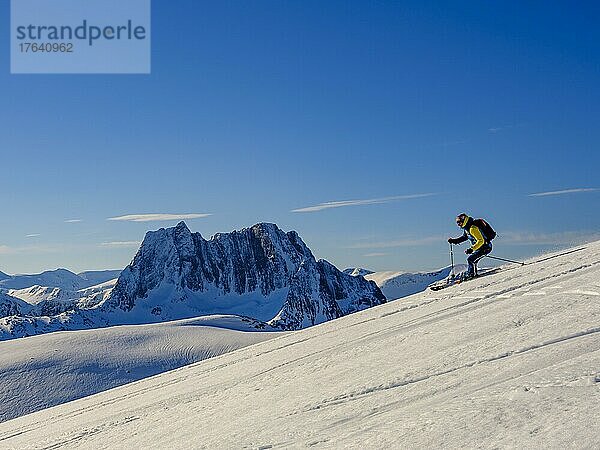 Skitourengeher bei der Abfahrt  hinten der Breitinbden  Insel Senja  Troms  Norwegen  Europa